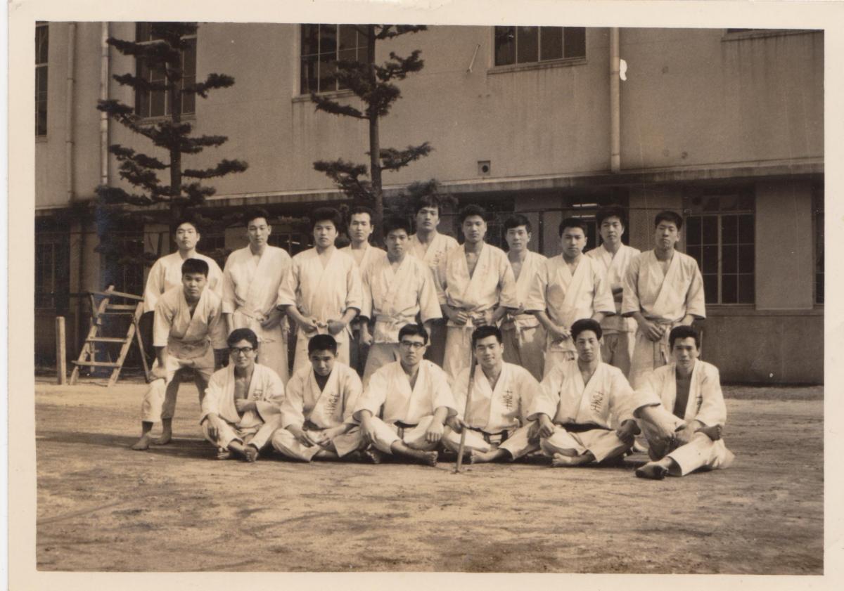 Doshu jeune avec groupe karate photo archives WNF